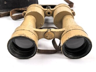 Dienstglas 10 x 50 der Wehrmacht. Unter deutscher Besatzung gefertigt von Huet Paris. Klare Durchsicht, Strichplatte rechts deutlich. "Dienstglas" nach dem Krieg gelöscht. Originallackiertes Stück, im seltenen Behälter