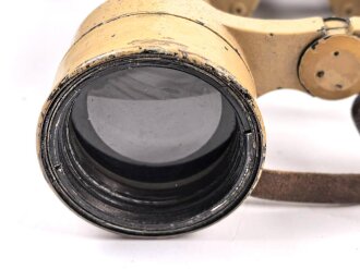 Dienstglas 10 x 50 der Wehrmacht. Unter deutscher Besatzung gefertigt von Huet Paris. Klare Durchsicht, Strichplatte rechts deutlich. "Dienstglas" nach dem Krieg gelöscht. Originallackiertes Stück, im seltenen Behälter