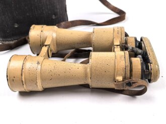 Dienstglas 10 x 50 der Wehrmacht. Unter deutscher Besatzung gefertigt von Huet Paris. Klare Durchsicht, Strichplatte rechts deutlich. "Dienstglas" nach dem Krieg gelöscht. Originallackiertes Stück, im seltenen Behälter