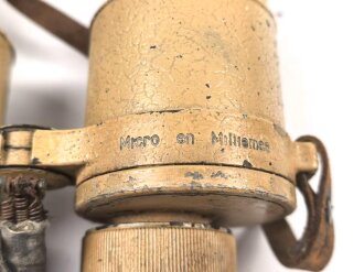 Dienstglas 10 x 50 der Wehrmacht. Unter deutscher Besatzung gefertigt von Huet Paris. Klare Durchsicht, Strichplatte rechts deutlich. "Dienstglas" nach dem Krieg gelöscht. Originallackiertes Stück, im seltenen Behälter