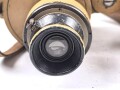 Dienstglas 10 x 50 der Wehrmacht. Unter deutscher Besatzung gefertigt von Huet Paris. Klare Durchsicht, Strichplatte rechts deutlich. "Dienstglas" nach dem Krieg gelöscht. Originallackiertes Stück, im seltenen Behälter