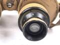 Dienstglas 10 x 50 der Wehrmacht. Unter deutscher Besatzung gefertigt von Huet Paris. Klare Durchsicht, Strichplatte rechts deutlich. "Dienstglas" nach dem Krieg gelöscht. Originallackiertes Stück, im seltenen Behälter