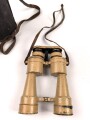 Dienstglas 10 x 50 der Wehrmacht. Unter deutscher Besatzung gefertigt von Huet Paris. Klare Durchsicht, Strichplatte rechts deutlich. "Dienstglas" nach dem Krieg gelöscht. Originallackiertes Stück, im seltenen Behälter