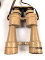 Dienstglas 10 x 50 der Wehrmacht. Unter deutscher Besatzung gefertigt von Huet Paris. Klare Durchsicht, Strichplatte rechts deutlich. "Dienstglas" nach dem Krieg gelöscht. Originallackiertes Stück, im seltenen Behälter