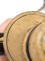 Dienstglas 10 x 50 der Wehrmacht. Unter deutscher Besatzung gefertigt von Huet Paris. Klare Durchsicht, Strichplatte rechts deutlich. "Dienstglas" nach dem Krieg gelöscht. Originallackiertes Stück, im seltenen Behälter