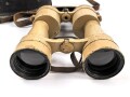 Dienstglas 10 x 50 der Wehrmacht. Unter deutscher Besatzung gefertigt von Huet Paris. Klare Durchsicht, Strichplatte rechts deutlich. "Dienstglas" nach dem Krieg gelöscht. Originallackiertes Stück, im seltenen Behälter