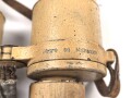 Dienstglas 10 x 50 der Wehrmacht. Unter deutscher Besatzung gefertigt von Huet Paris. Klare Durchsicht, Strichplatte rechts deutlich. "Dienstglas" nach dem Krieg gelöscht. Originallackiertes Stück, im seltenen Behälter