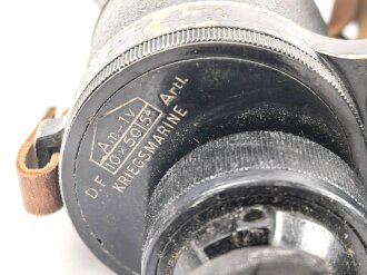 Kriegsmarine, Dienstglas 10 x 50 Artl. Unter deutscher Besatzung gefertigt von Huet Paris. Klare Durchsicht ( rechts ein wenig verunreinigt ), Strichplatte rechts deutlich. Original lackiertes Stück, im seltenen Behälter