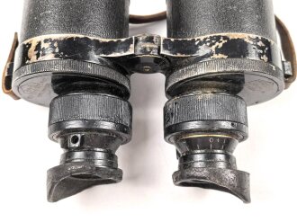 Kriegsmarine, Dienstglas 10 x 50 Artl. Unter deutscher Besatzung gefertigt von Huet Paris. Klare Durchsicht ( rechts ein wenig verunreinigt ), Strichplatte rechts deutlich. Original lackiertes Stück, im seltenen Behälter