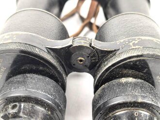 Kriegsmarine, Dienstglas 10 x 50 Artl. Unter deutscher Besatzung gefertigt von Huet Paris. Klare Durchsicht ( rechts ein wenig verunreinigt ), Strichplatte rechts deutlich. Original lackiertes Stück, im seltenen Behälter