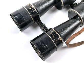 Kriegsmarine, Dienstglas 10 x 50 Artl. Unter deutscher Besatzung gefertigt von Huet Paris. Klare Durchsicht ( rechts ein wenig verunreinigt ), Strichplatte rechts deutlich. Original lackiertes Stück, im seltenen Behälter