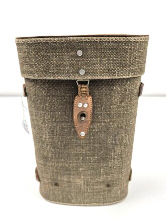 Kriegsmarine, Dienstglas 10 x 50 Artl. Unter deutscher Besatzung gefertigt von Huet Paris. Klare Durchsicht ( rechts ein wenig verunreinigt ), Strichplatte rechts deutlich. Original lackiertes Stück, im seltenen Behälter