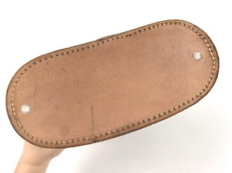 Kriegsmarine, Dienstglas 10 x 50 Artl. Unter deutscher Besatzung gefertigt von Huet Paris. Klare Durchsicht ( rechts ein wenig verunreinigt ), Strichplatte rechts deutlich. Original lackiertes Stück, im seltenen Behälter