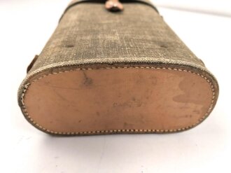 Kriegsmarine, Dienstglas 10 x 50 Artl. Unter deutscher Besatzung gefertigt von Huet Paris. Klare Durchsicht ( rechts ein wenig verunreinigt ), Strichplatte rechts deutlich. Original lackiertes Stück, im seltenen Behälter