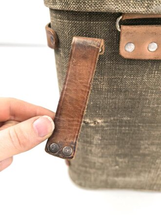 Kriegsmarine, Dienstglas 10 x 50 Artl. Unter deutscher Besatzung gefertigt von Huet Paris. Klare Durchsicht ( rechts ein wenig verunreinigt ), Strichplatte rechts deutlich. Original lackiertes Stück, im seltenen Behälter