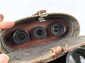 Kriegsmarine, Dienstglas 10 x 50 Artl. Unter deutscher Besatzung gefertigt von Huet Paris. Klare Durchsicht ( rechts ein wenig verunreinigt ), Strichplatte rechts deutlich. Original lackiertes Stück, im seltenen Behälter