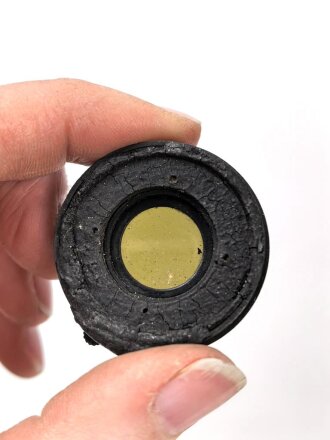 Kriegsmarine, Dienstglas 10 x 50 Artl. Unter deutscher Besatzung gefertigt von Huet Paris. Klare Durchsicht ( rechts ein wenig verunreinigt ), Strichplatte rechts deutlich. Original lackiertes Stück, im seltenen Behälter