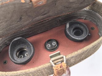 Kriegsmarine, Dienstglas 10 x 50 Artl. Unter deutscher Besatzung gefertigt von Huet Paris. Klare Durchsicht ( rechts ein wenig verunreinigt ), Strichplatte rechts deutlich. Original lackiertes Stück, im seltenen Behälter