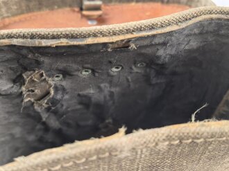 Kriegsmarine, Dienstglas 10 x 50 Artl. Unter deutscher Besatzung gefertigt von Huet Paris. Klare Durchsicht ( rechts ein wenig verunreinigt ), Strichplatte rechts deutlich. Original lackiertes Stück, im seltenen Behälter