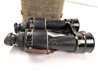 Kriegsmarine, Dienstglas 10 x 50 Artl. Unter deutscher Besatzung gefertigt von Huet Paris. Klare Durchsicht ( rechts ein wenig verunreinigt ), Strichplatte rechts deutlich. Original lackiertes Stück, im seltenen Behälter