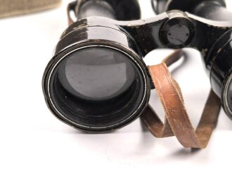 Kriegsmarine, Dienstglas 10 x 50 Artl. Unter deutscher Besatzung gefertigt von Huet Paris. Klare Durchsicht ( rechts ein wenig verunreinigt ), Strichplatte rechts deutlich. Original lackiertes Stück, im seltenen Behälter