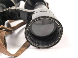 Kriegsmarine, Dienstglas 10 x 50 Artl. Unter deutscher Besatzung gefertigt von Huet Paris. Klare Durchsicht ( rechts ein wenig verunreinigt ), Strichplatte rechts deutlich. Original lackiertes Stück, im seltenen Behälter