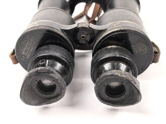 Kriegsmarine, Dienstglas 10 x 50 Artl. Unter deutscher Besatzung gefertigt von Huet Paris. Klare Durchsicht ( rechts ein wenig verunreinigt ), Strichplatte rechts deutlich. Original lackiertes Stück, im seltenen Behälter