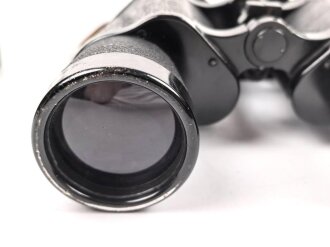 Kriegsmarine, Dienstglas 7 x 50 , Hersteller blc. Glasklare Durchsicht, keine Strichplatte. Gummiringe weich. Gehälter ebenfalls in sehr gutem Zustand, lediglich der Trageriemen mit Altersspuren.