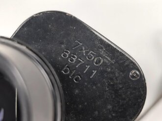 Kriegsmarine, Dienstglas 7 x 50 , Hersteller blc. Glasklare Durchsicht, keine Strichplatte. Gummiringe weich. Gehälter ebenfalls in sehr gutem Zustand, lediglich der Trageriemen mit Altersspuren.