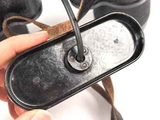 Kriegsmarine, Dienstglas 7 x 50 , Hersteller blc. Glasklare Durchsicht, keine Strichplatte. Gummiringe weich. Gehälter ebenfalls in sehr gutem Zustand, lediglich der Trageriemen mit Altersspuren.