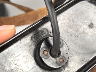 Kriegsmarine, Dienstglas 7 x 50 , Hersteller blc. Glasklare Durchsicht, keine Strichplatte. Gummiringe weich. Gehälter ebenfalls in sehr gutem Zustand, lediglich der Trageriemen mit Altersspuren.