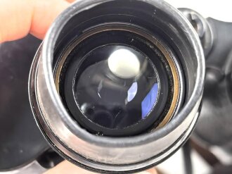 Kriegsmarine, Dienstglas 7 x 50 , Hersteller blc. Glasklare Durchsicht, keine Strichplatte. Gummiringe weich. Gehälter ebenfalls in sehr gutem Zustand, lediglich der Trageriemen mit Altersspuren.