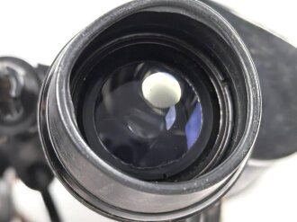 Kriegsmarine, Dienstglas 7 x 50 , Hersteller blc. Glasklare Durchsicht, keine Strichplatte. Gummiringe weich. Gehälter ebenfalls in sehr gutem Zustand, lediglich der Trageriemen mit Altersspuren.