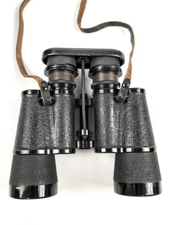 Kriegsmarine, Dienstglas 7 x 50 , Hersteller blc. Glasklare Durchsicht, keine Strichplatte. Gummiringe weich. Gehälter ebenfalls in sehr gutem Zustand, lediglich der Trageriemen mit Altersspuren.