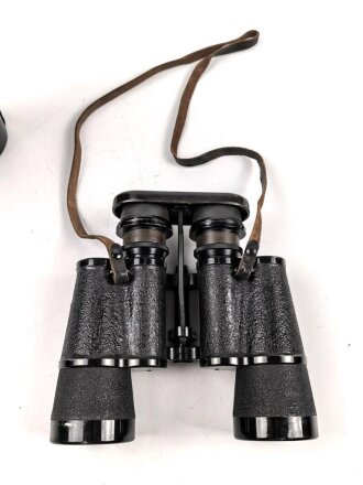 Kriegsmarine, Dienstglas 7 x 50 , Hersteller blc. Glasklare Durchsicht, keine Strichplatte. Gummiringe weich. Gehälter ebenfalls in sehr gutem Zustand, lediglich der Trageriemen mit Altersspuren.