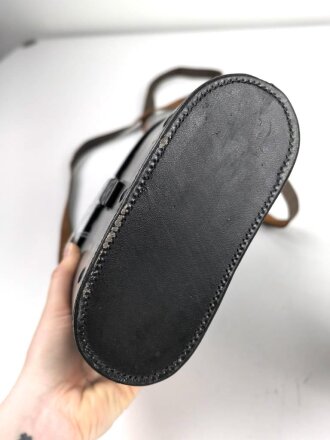 Kriegsmarine, Dienstglas 7 x 50 , Hersteller blc. Glasklare Durchsicht, keine Strichplatte. Gummiringe weich. Gehälter ebenfalls in sehr gutem Zustand, lediglich der Trageriemen mit Altersspuren.