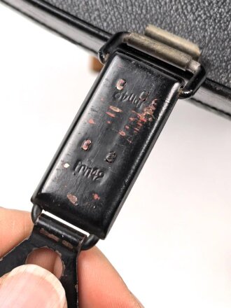 Kriegsmarine, Dienstglas 7 x 50 , Hersteller blc. Glasklare Durchsicht, keine Strichplatte. Gummiringe weich. Gehälter ebenfalls in sehr gutem Zustand, lediglich der Trageriemen mit Altersspuren.