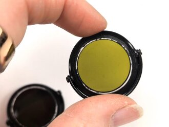 Kriegsmarine, Dienstglas 7 x 50 , Hersteller blc. Glasklare Durchsicht, keine Strichplatte. Gummiringe weich. Gehälter ebenfalls in sehr gutem Zustand, lediglich der Trageriemen mit Altersspuren.