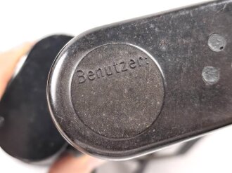 Kriegsmarine, Dienstglas 7 x 50 , Hersteller blc. Glasklare Durchsicht, keine Strichplatte. Gummiringe weich. Gehälter ebenfalls in sehr gutem Zustand, lediglich der Trageriemen mit Altersspuren.