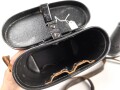 Kriegsmarine, Dienstglas 7 x 50 , Hersteller blc. Glasklare Durchsicht, keine Strichplatte. Gummiringe weich. Gehälter ebenfalls in sehr gutem Zustand, lediglich der Trageriemen mit Altersspuren.