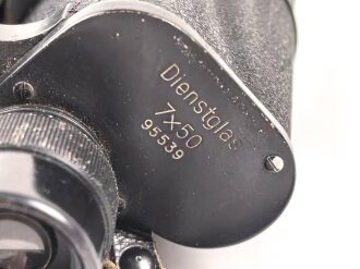 Dienstglas 7 x 50 Wehrmacht, Hersteller bmk. Guter Gesamtzustand, rechts Durchsicht leicht neblig, Strichplatte deutlich,