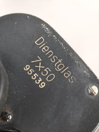 Dienstglas 7 x 50 Wehrmacht, Hersteller bmk. Guter Gesamtzustand, rechts Durchsicht leicht neblig, Strichplatte deutlich,