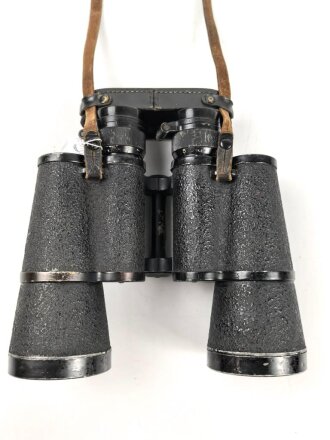 Kriegsmarine, Dienstglas 7 x 50 mit speziellen Okularmuscheln , Hersteller bmk. Glasklare Durchsicht, keine Strichplatte. Gummiringe weich. Gehälter ebenfalls in sehr gutem Zustand, lediglich der Trageriemen mit Altersspuren.