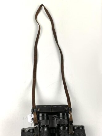 Kriegsmarine, Dienstglas 7 x 50 mit speziellen Okularmuscheln , Hersteller bmk. Glasklare Durchsicht, keine Strichplatte. Gummiringe weich. Gehälter ebenfalls in sehr gutem Zustand, lediglich der Trageriemen mit Altersspuren.