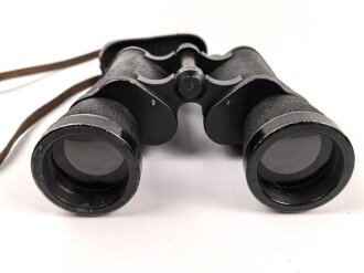 Kriegsmarine, Dienstglas 7 x 50 mit speziellen Okularmuscheln , Hersteller bmk. Glasklare Durchsicht, keine Strichplatte. Gummiringe weich. Gehälter ebenfalls in sehr gutem Zustand, lediglich der Trageriemen mit Altersspuren.
