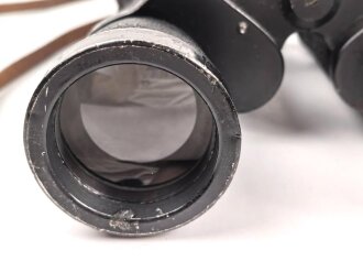 Kriegsmarine, Dienstglas 7 x 50 mit speziellen Okularmuscheln , Hersteller bmk. Glasklare Durchsicht, keine Strichplatte. Gummiringe weich. Gehälter ebenfalls in sehr gutem Zustand, lediglich der Trageriemen mit Altersspuren.