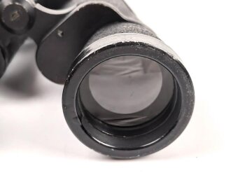 Kriegsmarine, Dienstglas 7 x 50 mit speziellen Okularmuscheln , Hersteller bmk. Glasklare Durchsicht, keine Strichplatte. Gummiringe weich. Gehälter ebenfalls in sehr gutem Zustand, lediglich der Trageriemen mit Altersspuren.