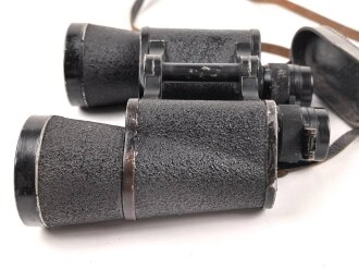 Kriegsmarine, Dienstglas 7 x 50 mit speziellen Okularmuscheln , Hersteller bmk. Glasklare Durchsicht, keine Strichplatte. Gummiringe weich. Gehälter ebenfalls in sehr gutem Zustand, lediglich der Trageriemen mit Altersspuren.