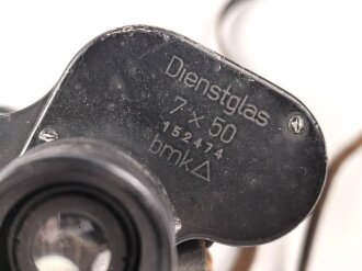Kriegsmarine, Dienstglas 7 x 50 mit speziellen Okularmuscheln , Hersteller bmk. Glasklare Durchsicht, keine Strichplatte. Okularabdeckung weich. Trageriemen mit Altersspuren.