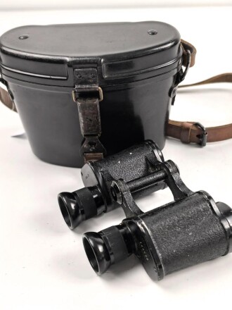 Dienstglas 6 x 30 Wehrmacht, Hersteller ddx. Guter Gesamtzustand, Glasklare Durchsicht, Strichplatte deutlich. In Behälter aus schwarzer Preßmasse, dieser ebenfalls in gutem Zustand, der Trageriemen neuzeitlich ergänzt